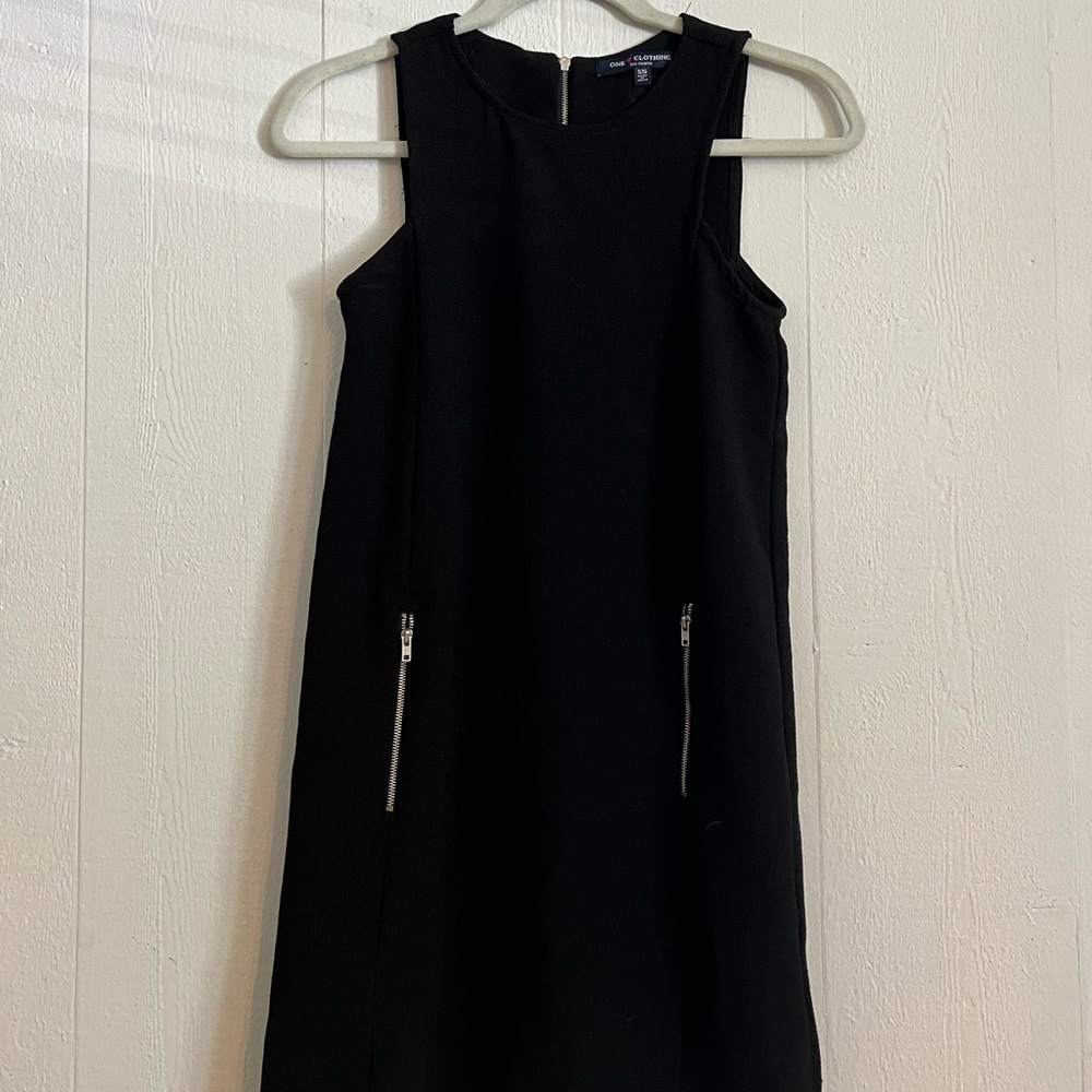 Straight zipper dress in black with racer back cut